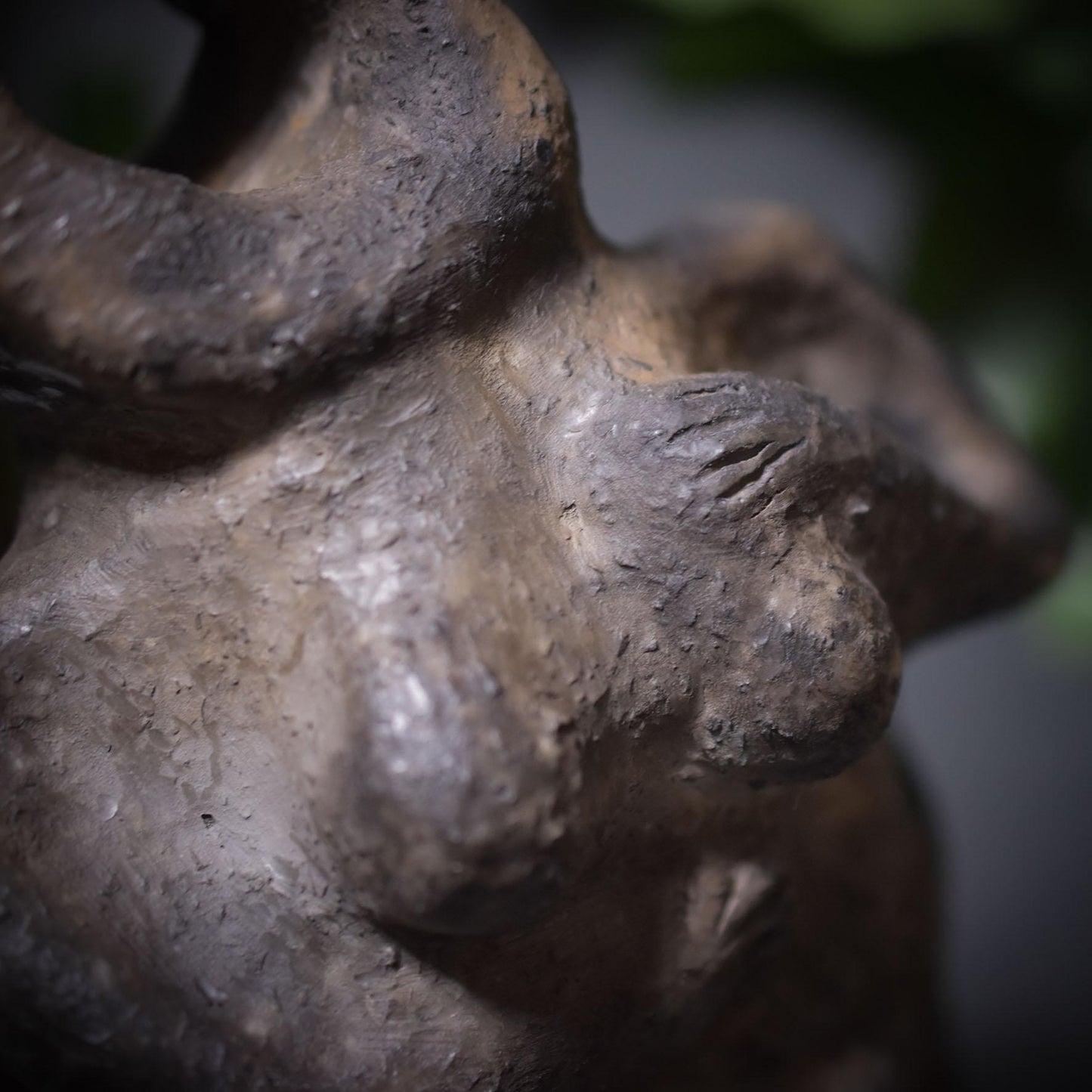 Selbstliebe Skulptur aus Ton "I’m Enough" - traditionelle Rauchbrandkunst - eine Hommage an die Selbstakzeptanz Art.Nr.: SKU019