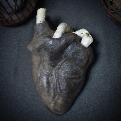 Anatomisches Herz aus Ton & Holz, Herzskulptur Unikat, Spirituelle Kunst, Symbol für Lebenskraft und Heilung, Handgeformte Herzfigur SKU024