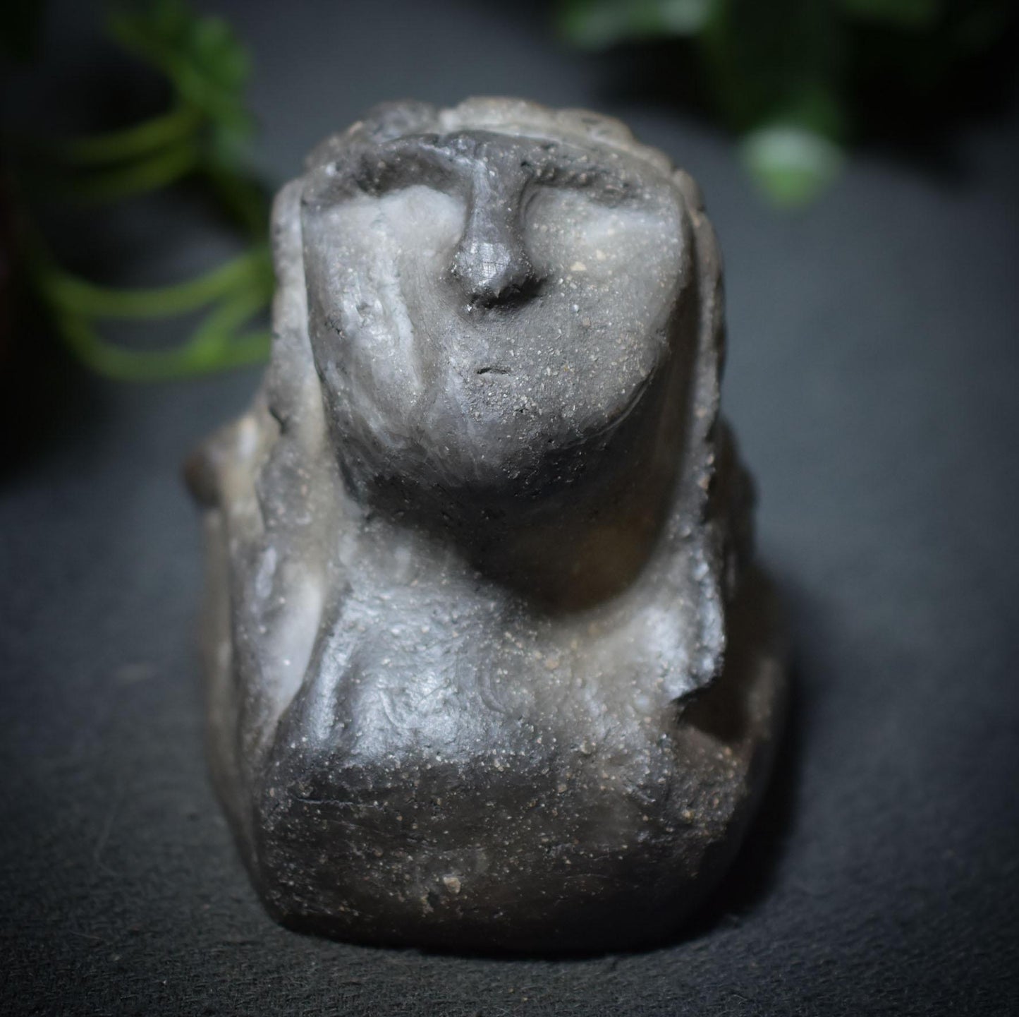 Prähistorisch inspirierte Büste der Venus von Brassempouy - Rauchbrand-Tonskulptur – Art.Nr.: SKU039