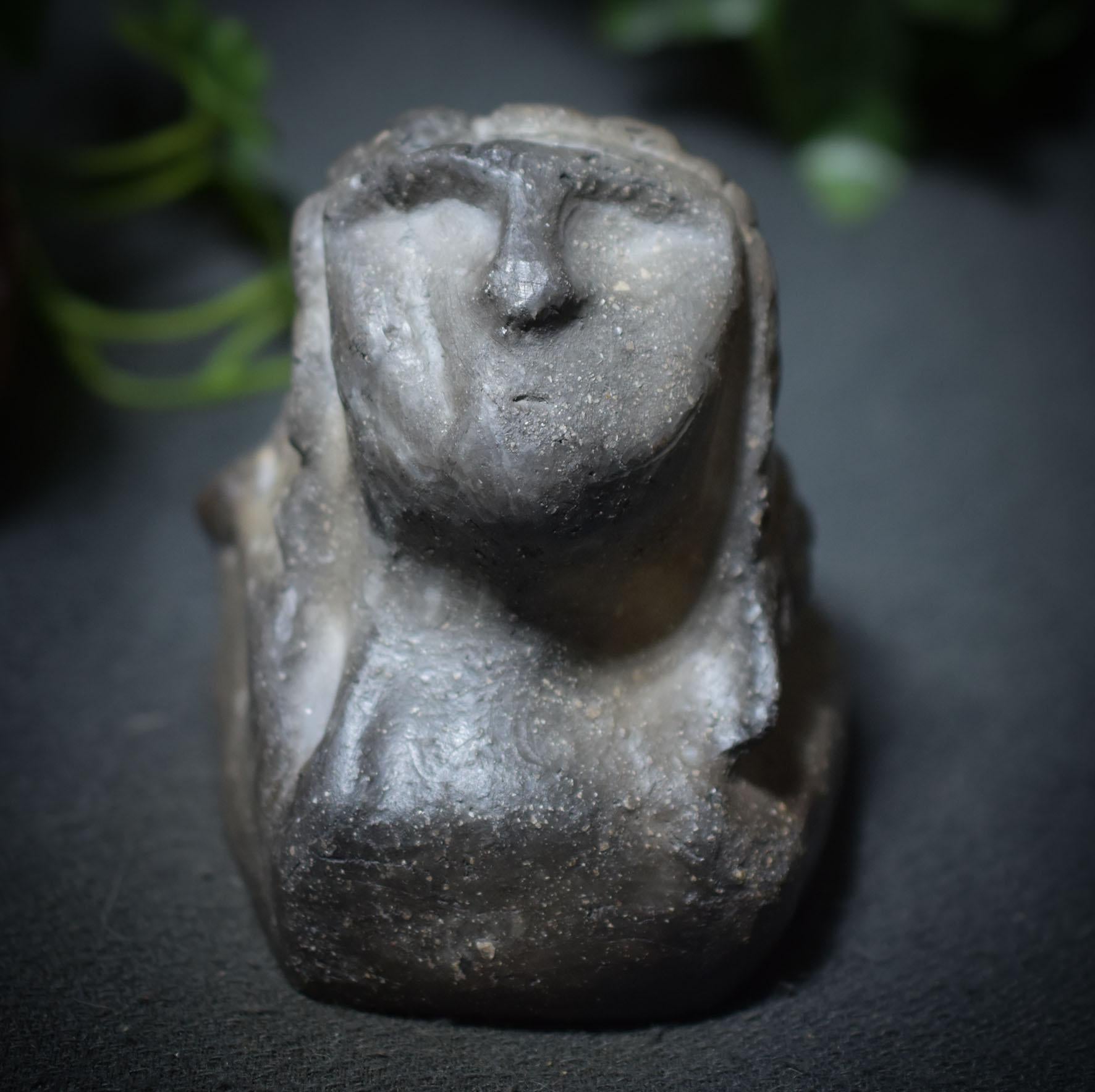 Prähistorisch inspirierte Büste der Venus von Brassempouy - Rauchbrand-Tonskulptur – Art.Nr.: SKU039