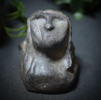 Prähistorisch inspirierte Büste der Venus von Brassempouy - Rauchbrand-Tonskulptur – Art.Nr.: SKU039