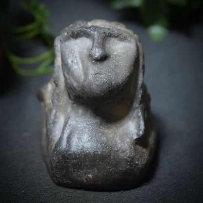 Prähistorisch inspirierte Büste der Venus von Brassempouy - Rauchbrand-Tonskulptur