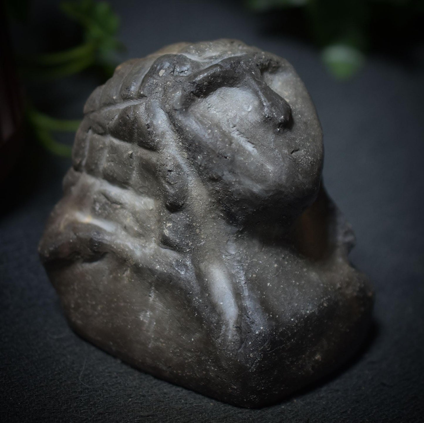 Prähistorisch inspirierte Büste der Venus von Brassempouy - Rauchbrand-Tonskulptur