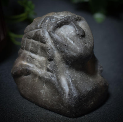 Prähistorisch inspirierte Büste der Venus von Brassempouy - Rauchbrand-Tonskulptur