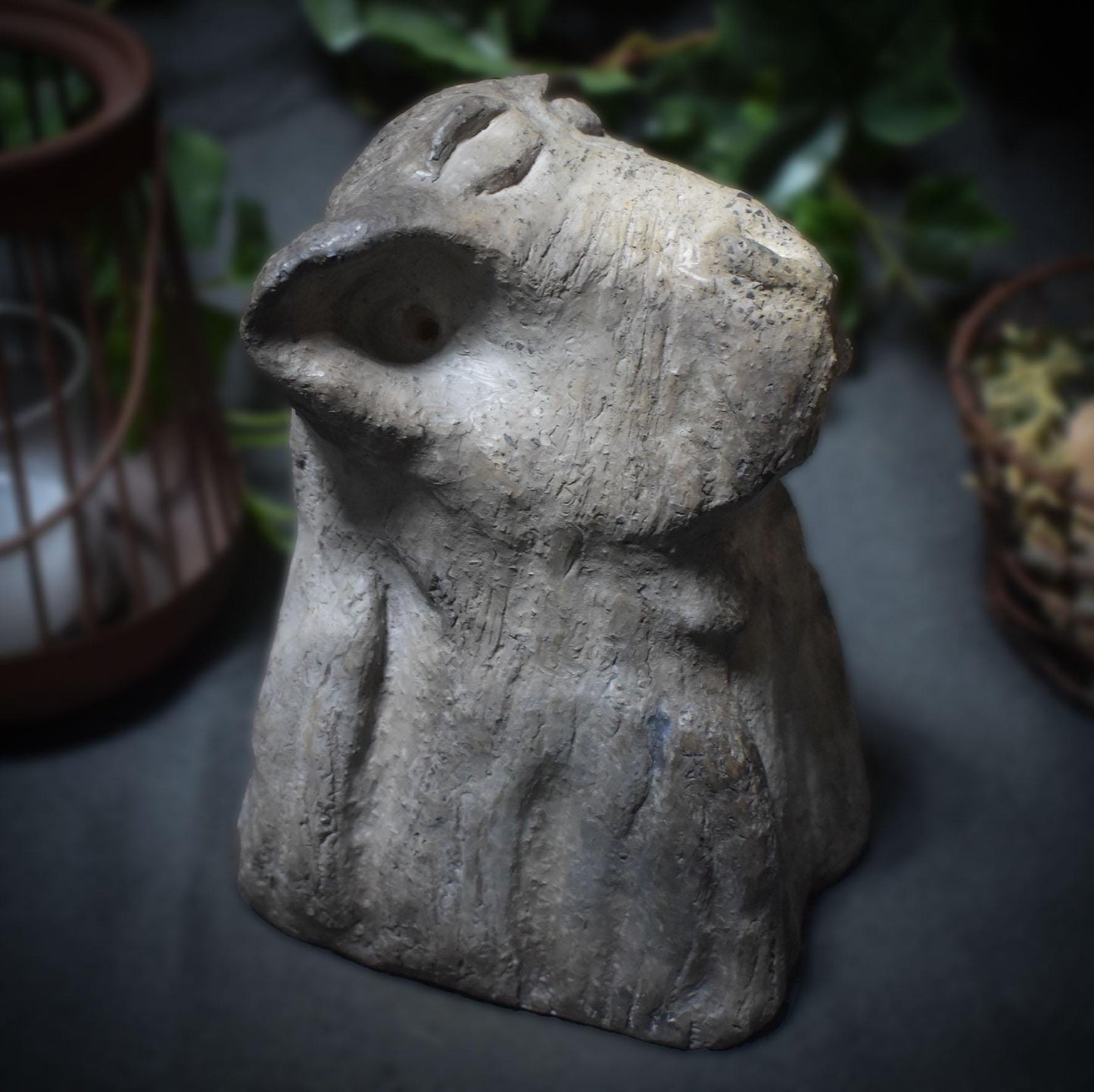 Handgefertigte Rauchbrand-Tonskulptur – Primat: Vom Affen zum Menschen | Krafttier der Leichtigkeit Art.Nr. SKU040