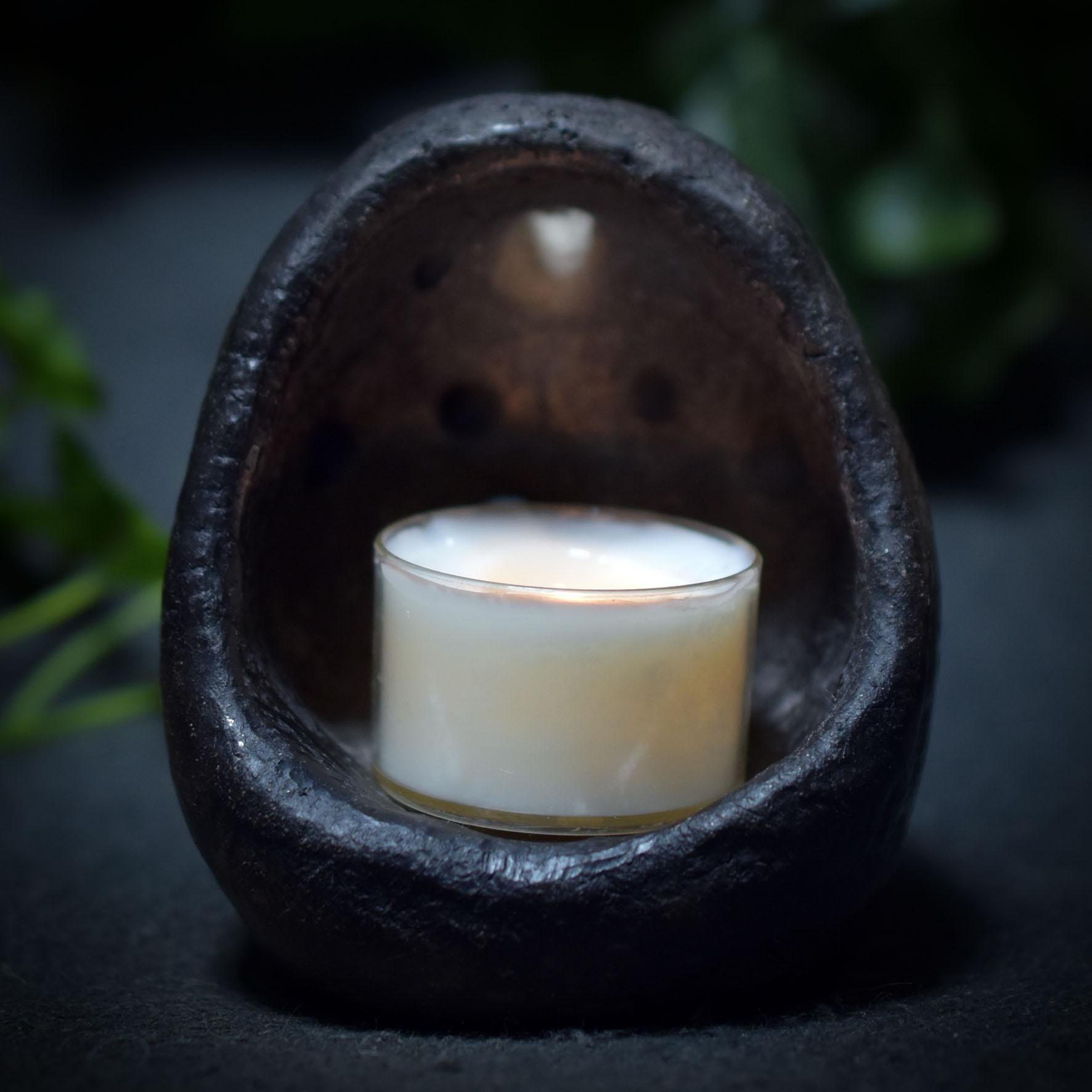 Ostara Rauchbrand-Teelichthalter – Handgefertigtes Osterei aus traditionell gebranntem Ton für Frühlingsrituale - Art.Nr.: TKH003