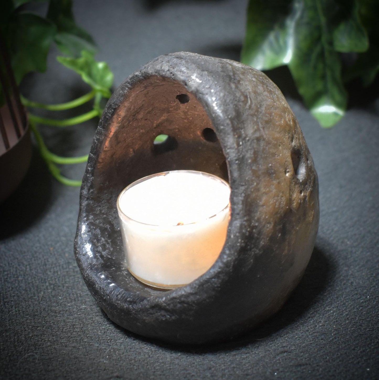 Ostara Rauchbrand-Teelichthalter – Handgefertigtes Osterei aus traditionell gebranntem Ton für Frühlingsrituale - Art.Nr.: TKH003