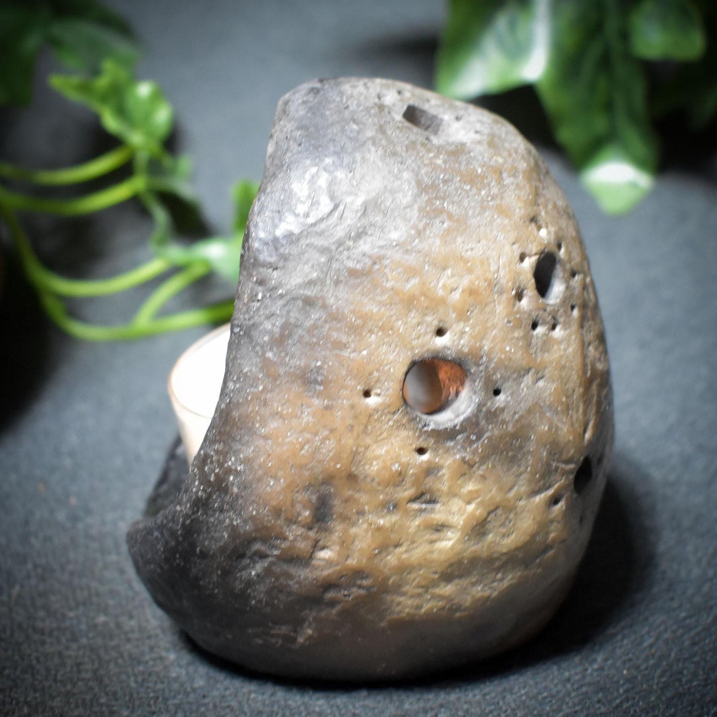 Ostara Rauchbrand-Teelichthalter – Handgefertigtes Osterei aus traditionell gebranntem Ton für Frühlingsrituale - Art.Nr.: TKH003