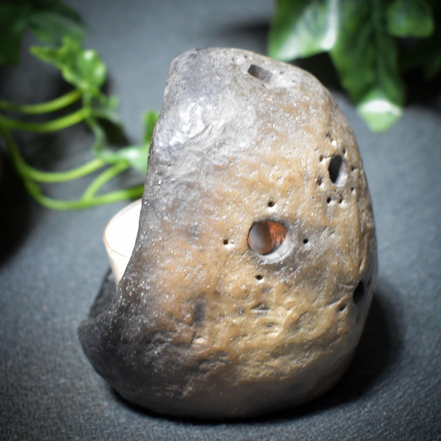Ostara Rauchbrand-Teelichthalter – Handgefertigtes Osterei aus traditionell gebranntem Ton für Frühlingsrituale - Art.Nr.: TKH003