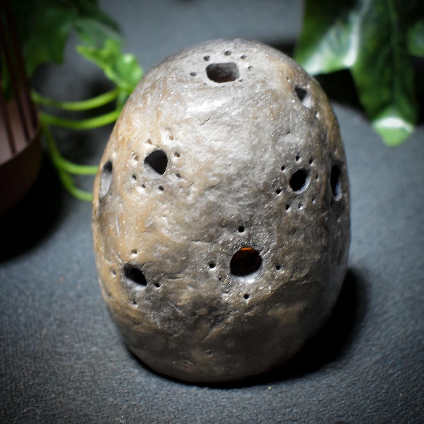 Ostara Rauchbrand-Teelichthalter – Handgefertigtes Osterei aus traditionell gebranntem Ton für Frühlingsrituale - Art.Nr.: TKH003