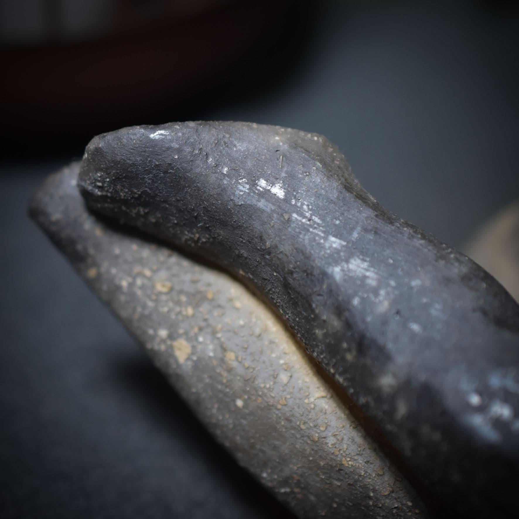 Skulptur ‚Sich nicht verbiegen‘ – Handgefertigte Rauchbrand-Kunst für innere Stärke & Selbstachtung