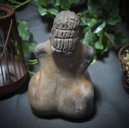 Venus Gabenschale – Handgefertigte Opferschale inspiriert von der Venus von Brassempouy in rustikaler Rauchbrandkunst