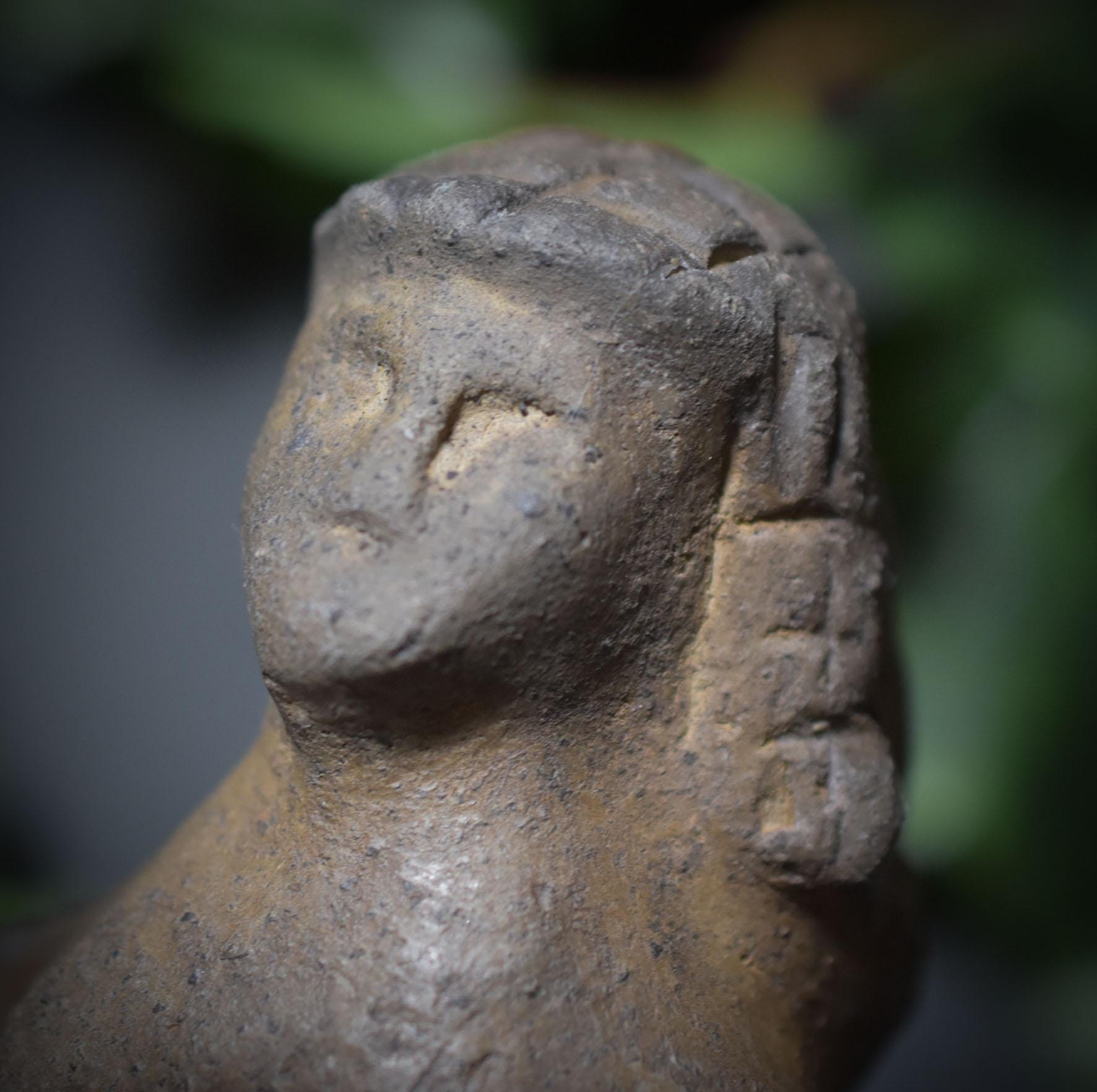 Venus Gabenschale – Handgefertigte Opferschale inspiriert von der Venus von Brassempouy in rustikaler Rauchbrandkunst