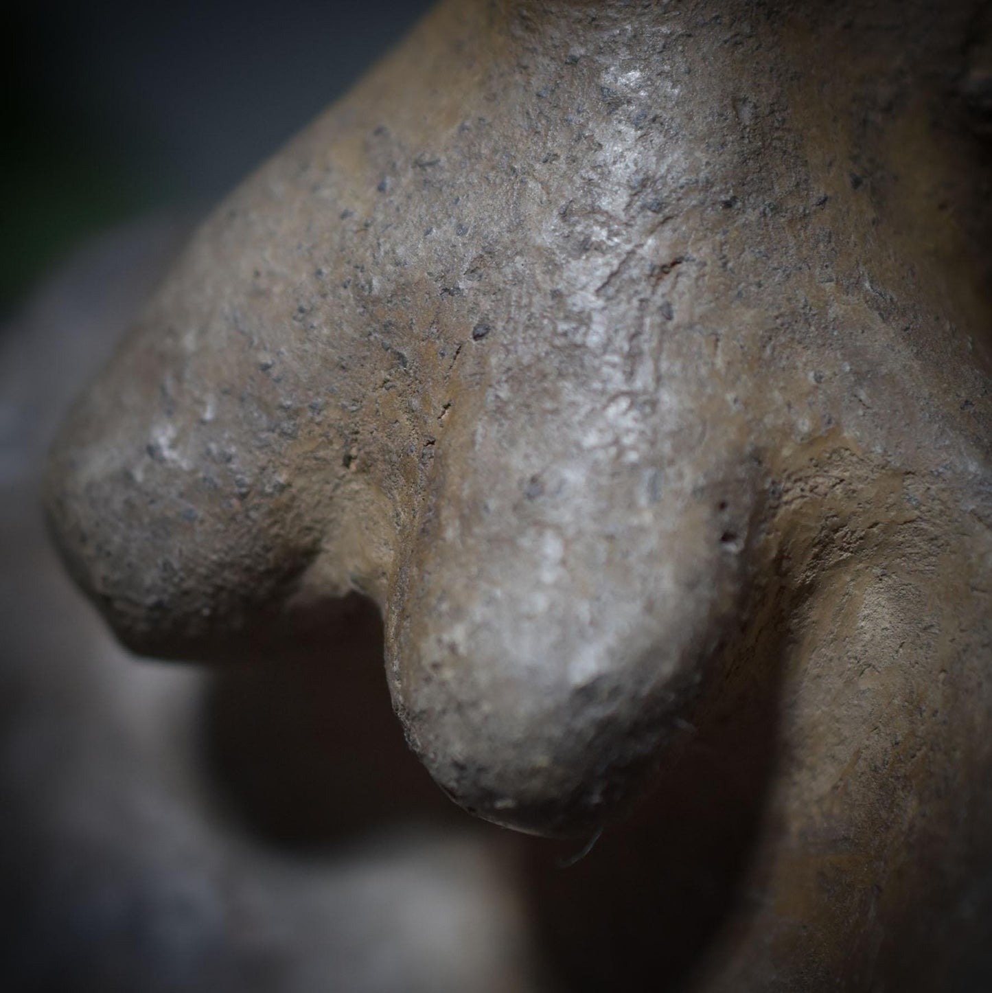 Venus Gabenschale – Handgefertigte Opferschale inspiriert von der Venus von Brassempouy in rustikaler Rauchbrandkunst