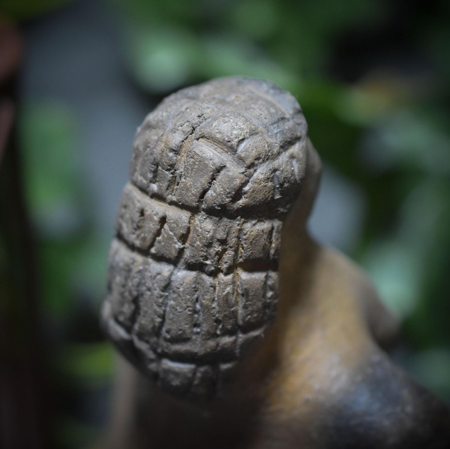 Venus Gabenschale – Handgefertigte Opferschale inspiriert von der Venus von Brassempouy in rustikaler Rauchbrandkunst