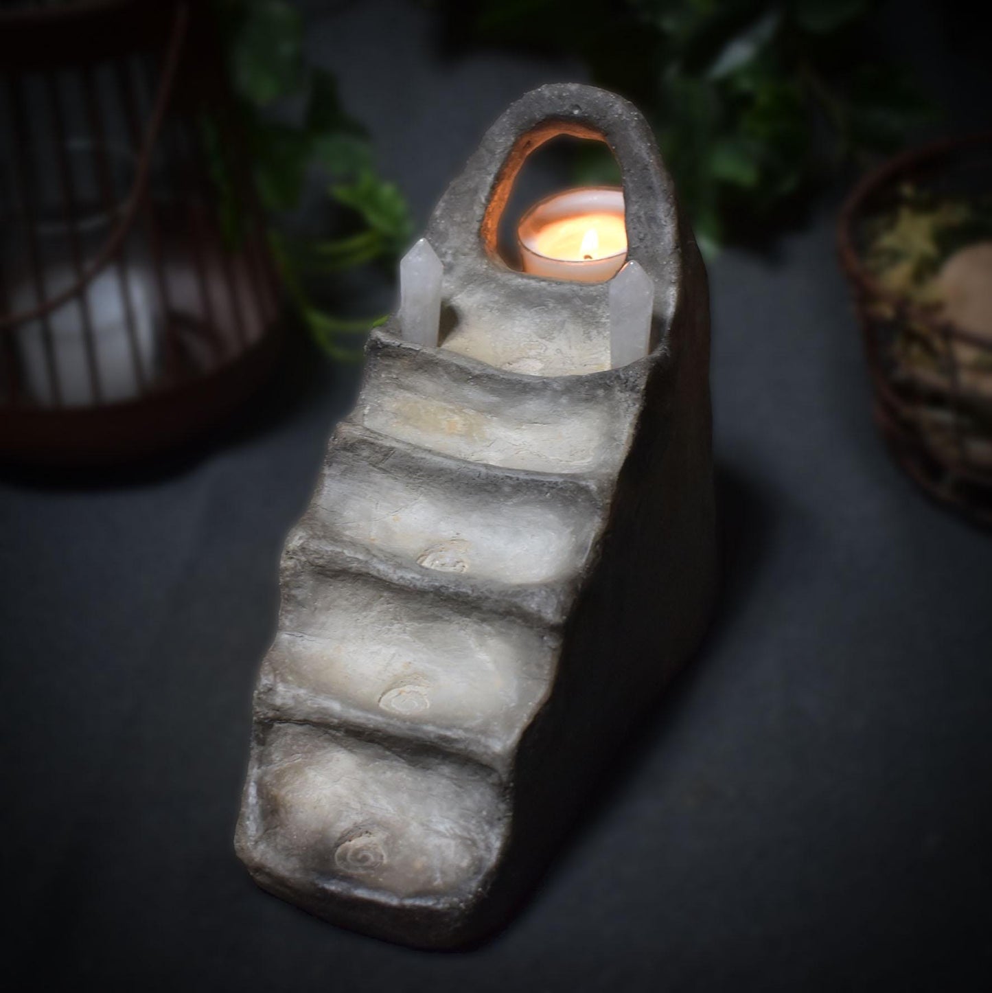 Portal ins Licht - Handgefertigter Rauchbrand-Teelichthalter mit Bergkristallen - Art.Nr.: TKH004