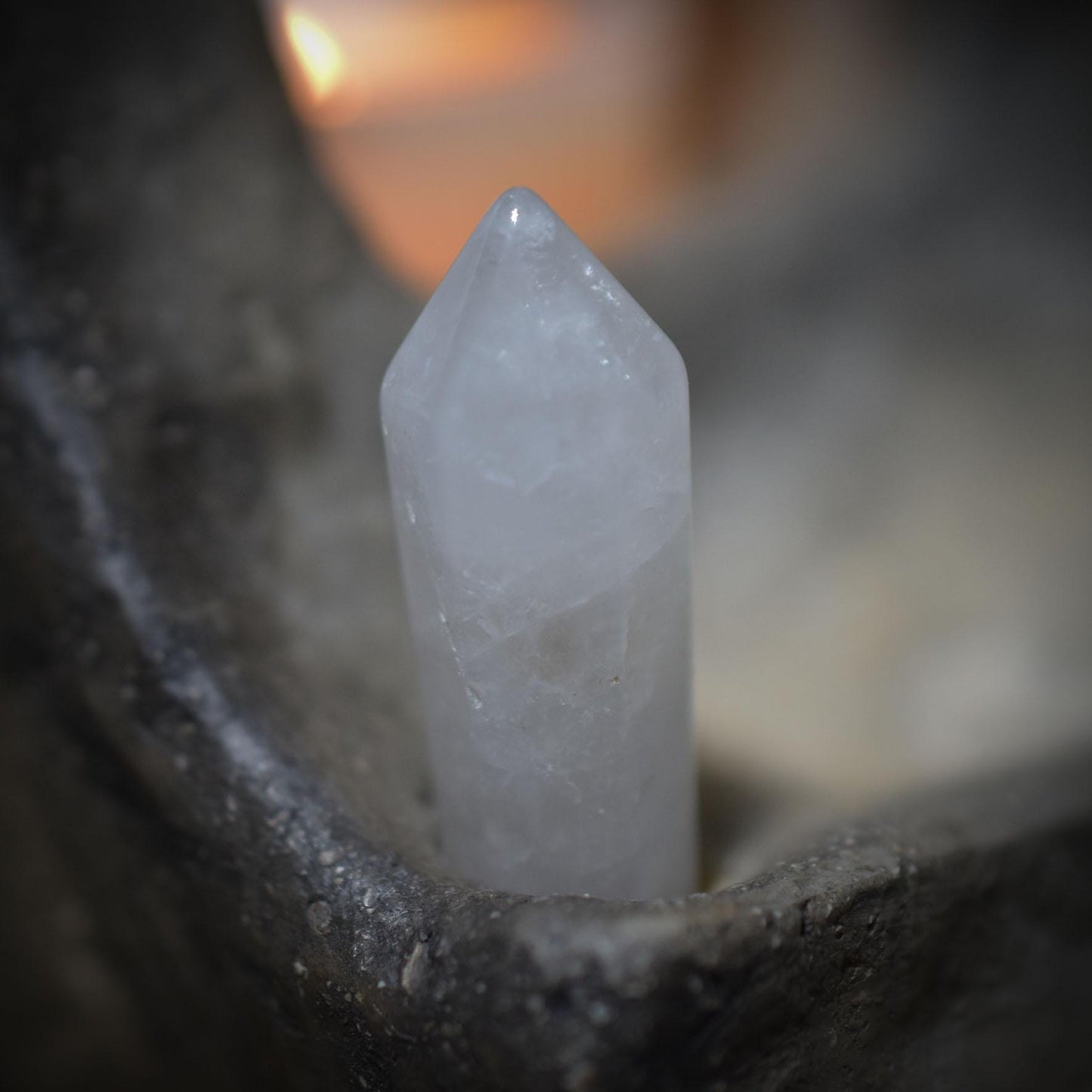 Portal ins Licht - Handgefertigter Rauchbrand-Teelichthalter mit Bergkristallen - Art.Nr.: TKH004