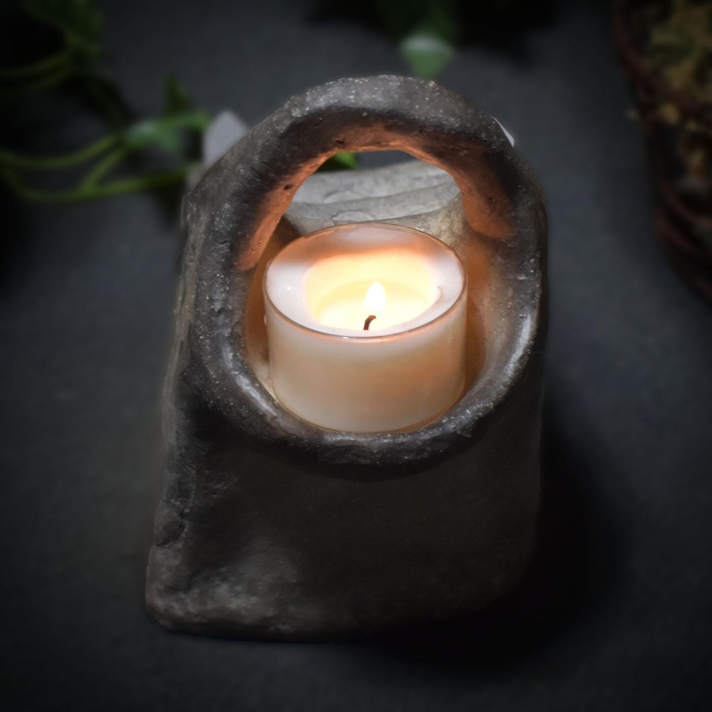 Portal ins Licht - Handgefertigter Rauchbrand-Teelichthalter mit Bergkristallen - Art.Nr.: TKH004