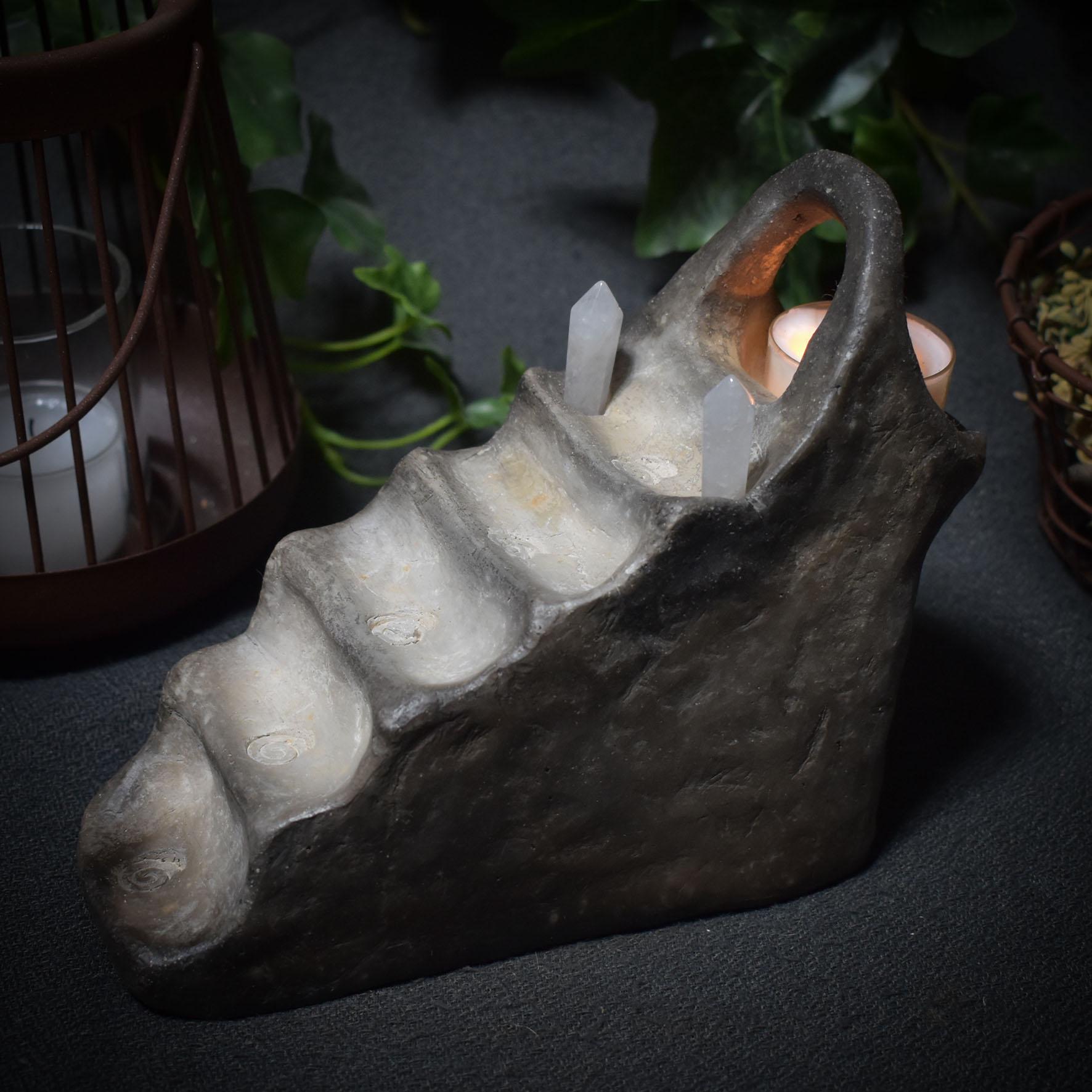 Portal ins Licht - Handgefertigter Rauchbrand-Teelichthalter mit Bergkristallen - Art.Nr.: TKH004