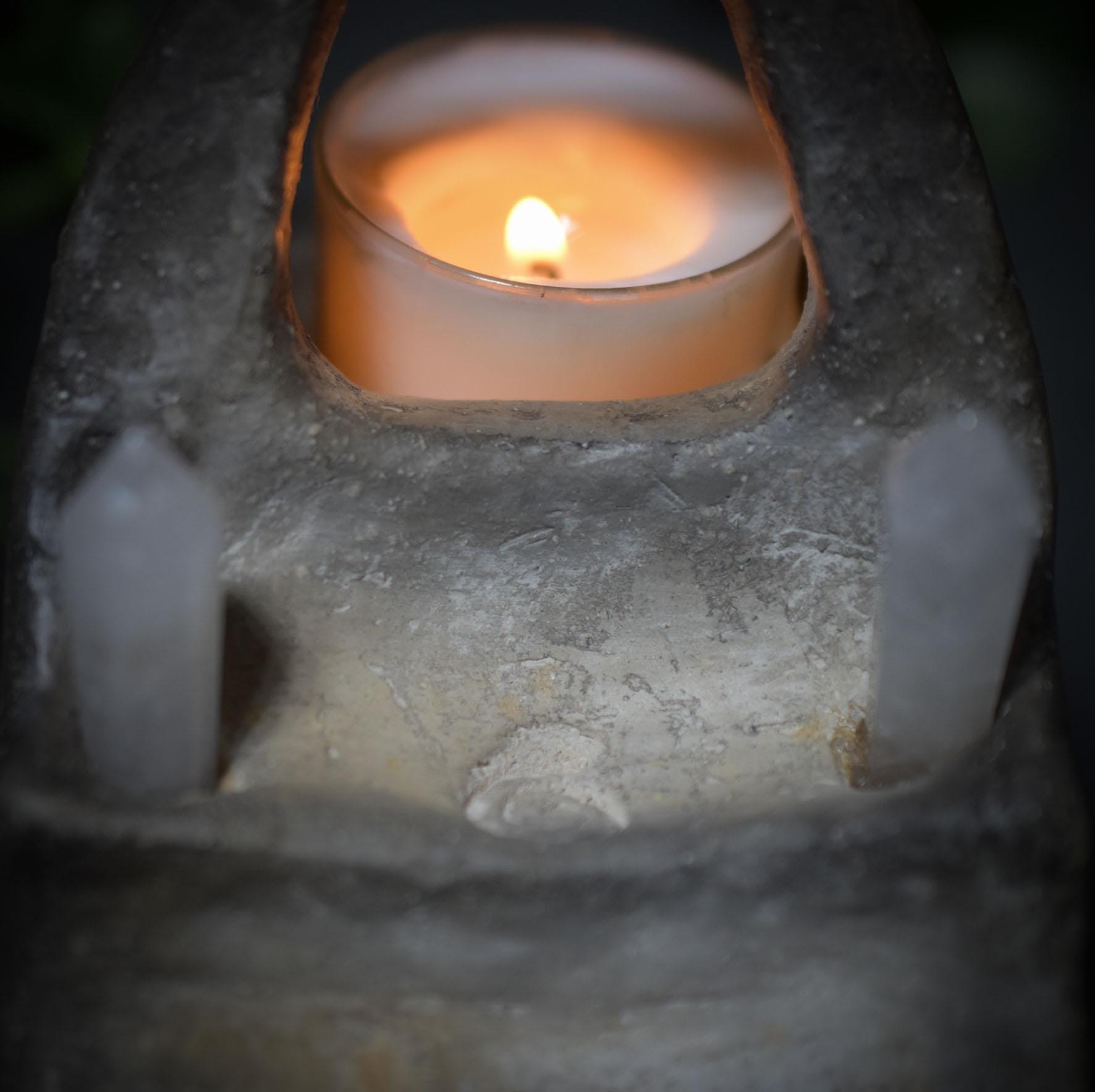 Portal ins Licht - Handgefertigter Rauchbrand-Teelichthalter mit Bergkristallen - Art.Nr.: TKH004