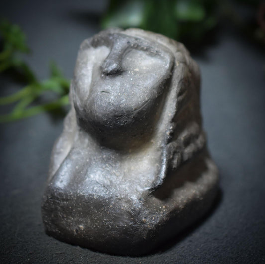 Prähistorisch inspirierte Büste der Venus von Brassempouy - Rauchbrand-Tonskulptur – Art.Nr.: SKU039