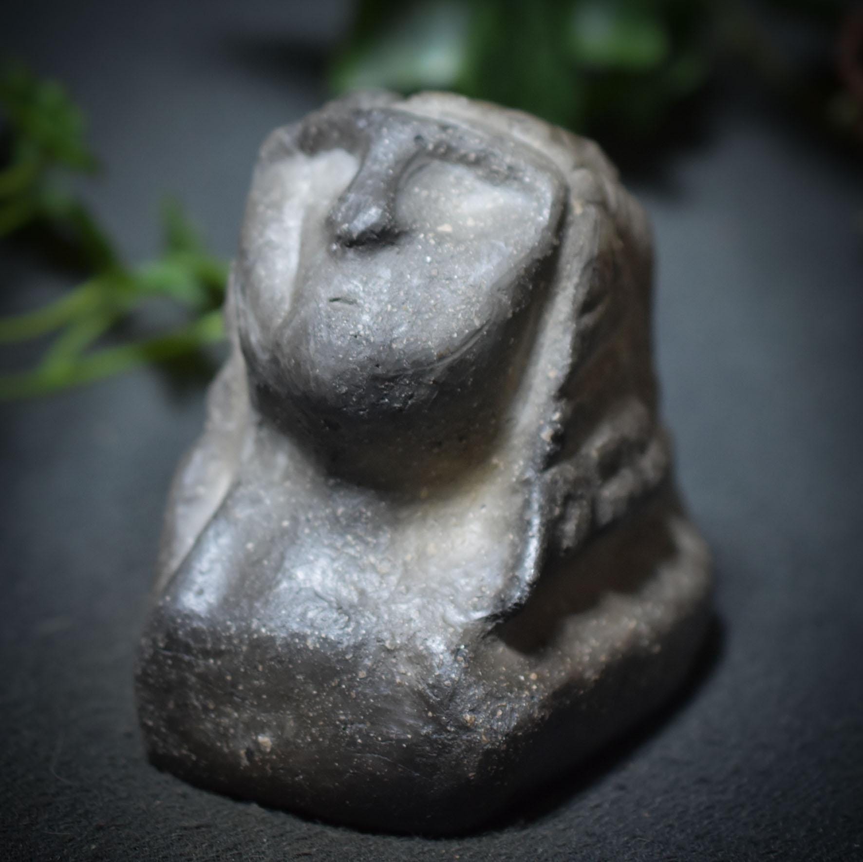 Prähistorisch inspirierte Büste der Venus von Brassempouy - Rauchbrand-Tonskulptur