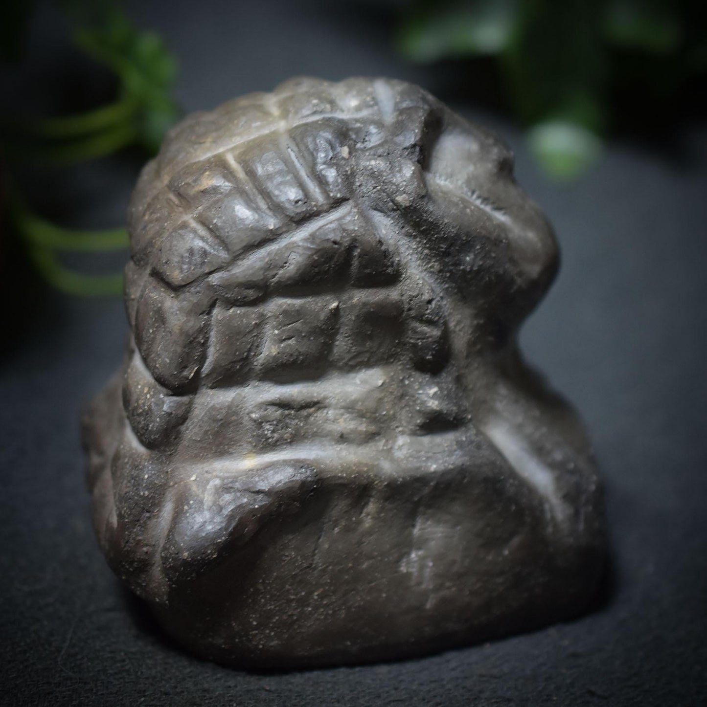 Prähistorisch inspirierte Büste der Venus von Brassempouy - Rauchbrand-Tonskulptur