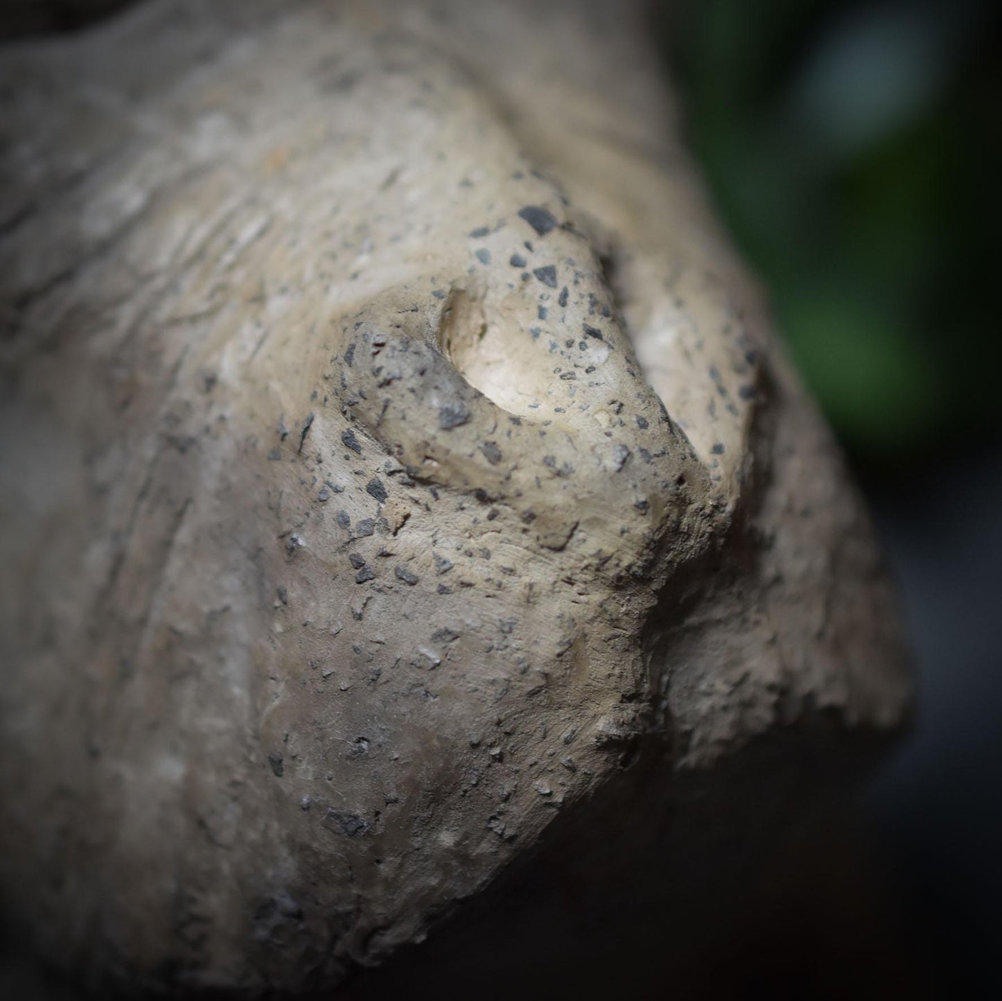 Handgefertigte Rauchbrand-Tonskulptur – Primat: Vom Affen zum Menschen | Krafttier der Leichtigkeit Art.Nr. SKU040