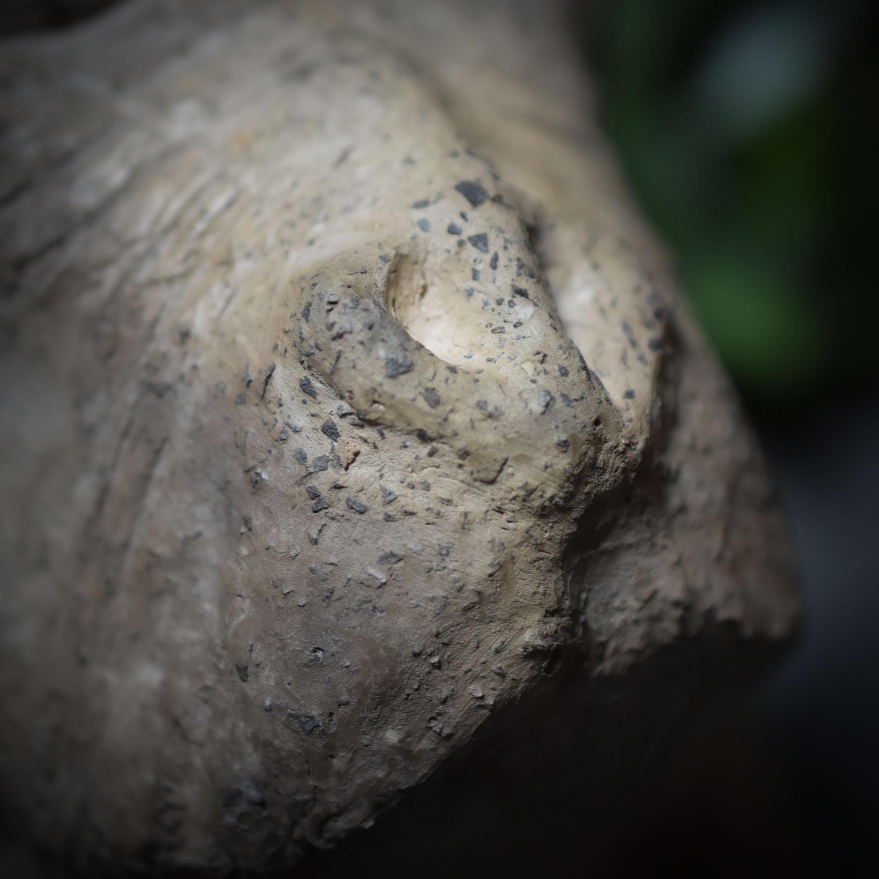 Handgefertigte Rauchbrand-Tonskulptur – Primat: Vom Affen zum Menschen | Krafttier der Leichtigkeit Art.Nr. SKU040