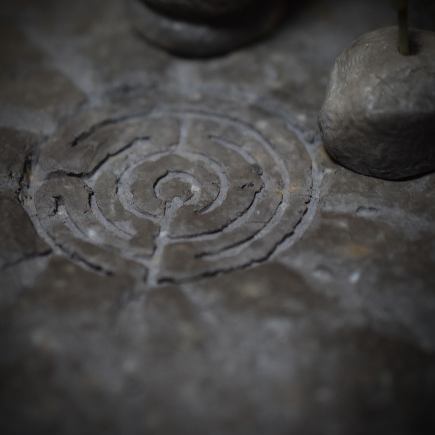 Dein mystischer Eckschrein mit Labyrinth-Relief – Handgefertigt für Räuchermagie & Spiritualität - Art.Nr.: SCH004