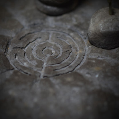 Dein mystischer Eckschrein mit Labyrinth-Relief – Handgefertigt für Räuchermagie & Spiritualität - Art.Nr.: SCH004