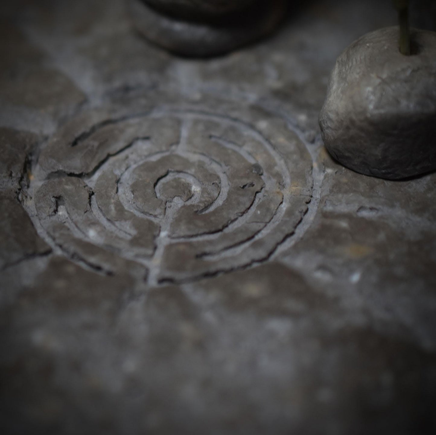 Dein mystischer Eckschrein mit Labyrinth-Relief – Handgefertigt für Räuchermagie & Spiritualität