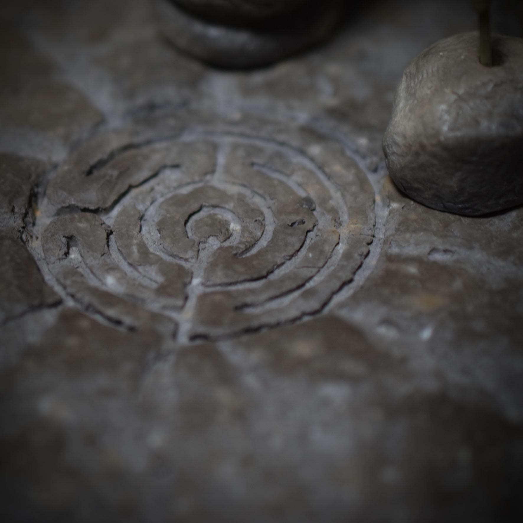 Dein mystischer Eckschrein mit Labyrinth-Relief – Handgefertigt für Räuchermagie & Spiritualität