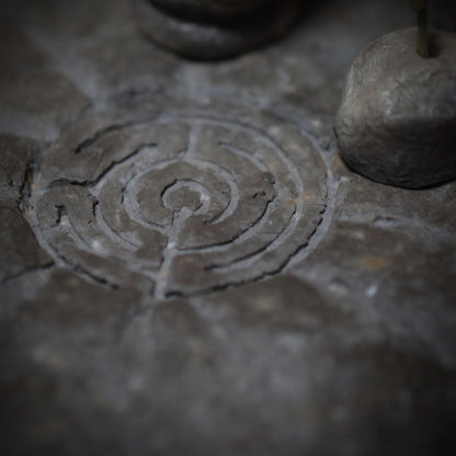Dein mystischer Eckschrein mit Labyrinth-Relief – Handgefertigt für Räuchermagie & Spiritualität