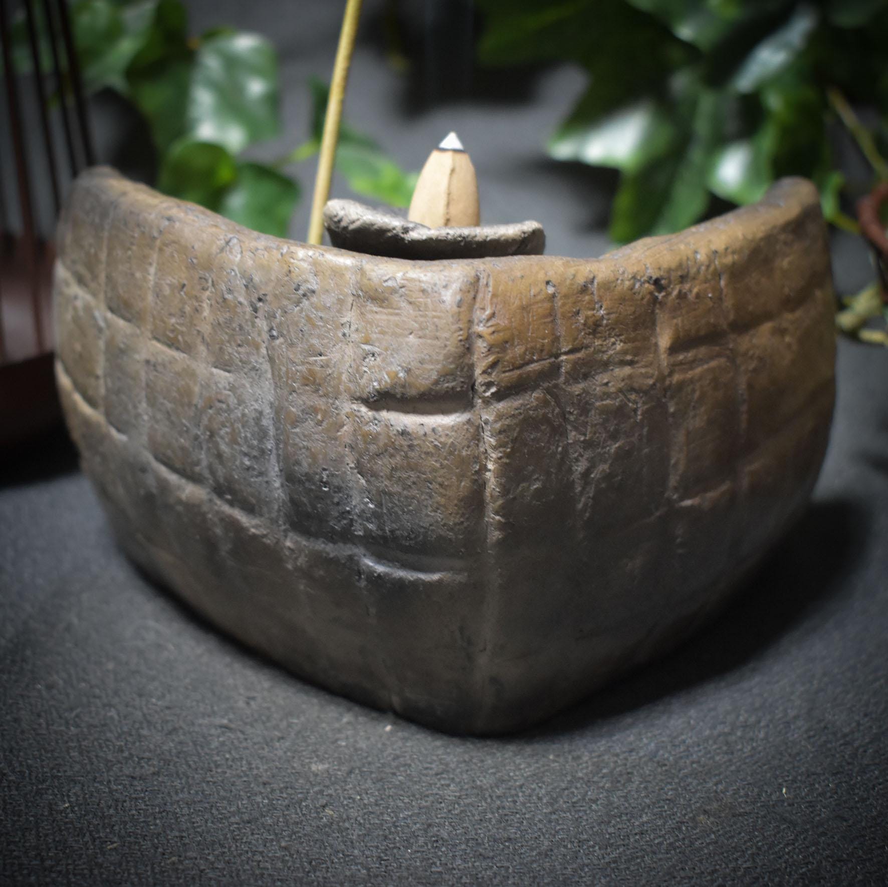 Dein mystischer Eckschrein mit Labyrinth-Relief – Handgefertigt für Räuchermagie & Spiritualität