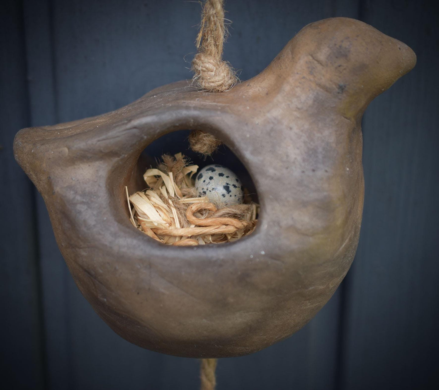 Frühlingserwachen – Handgefertigte Hängedeko aus rustikalem Rauchbrandton mit Henne, Nest & Ei - Art.Nr.: FRO035