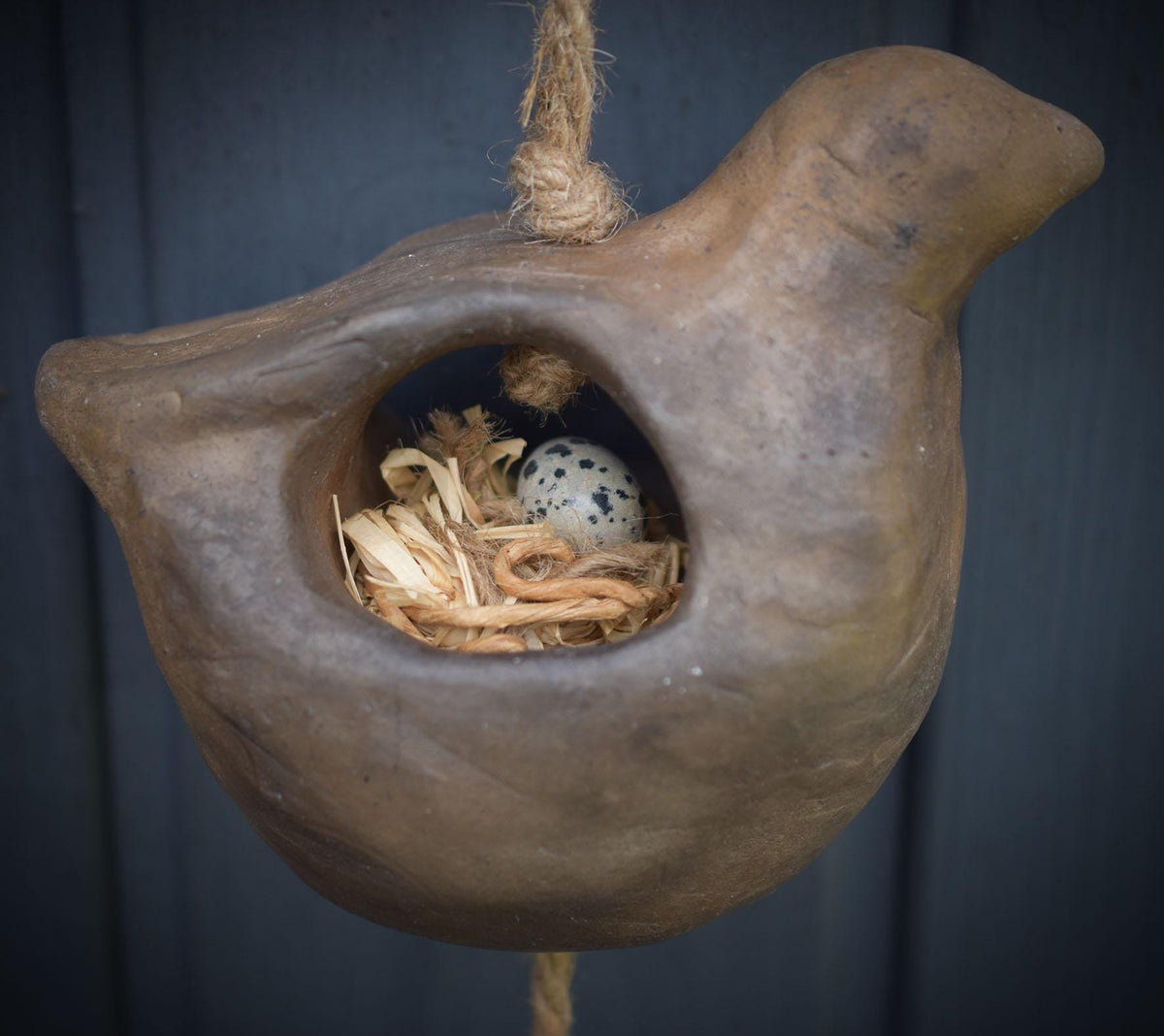 Frühlingserwachen – Handgefertigte Hängedeko aus rustikalem Rauchbrandton mit Henne, Nest & Ei