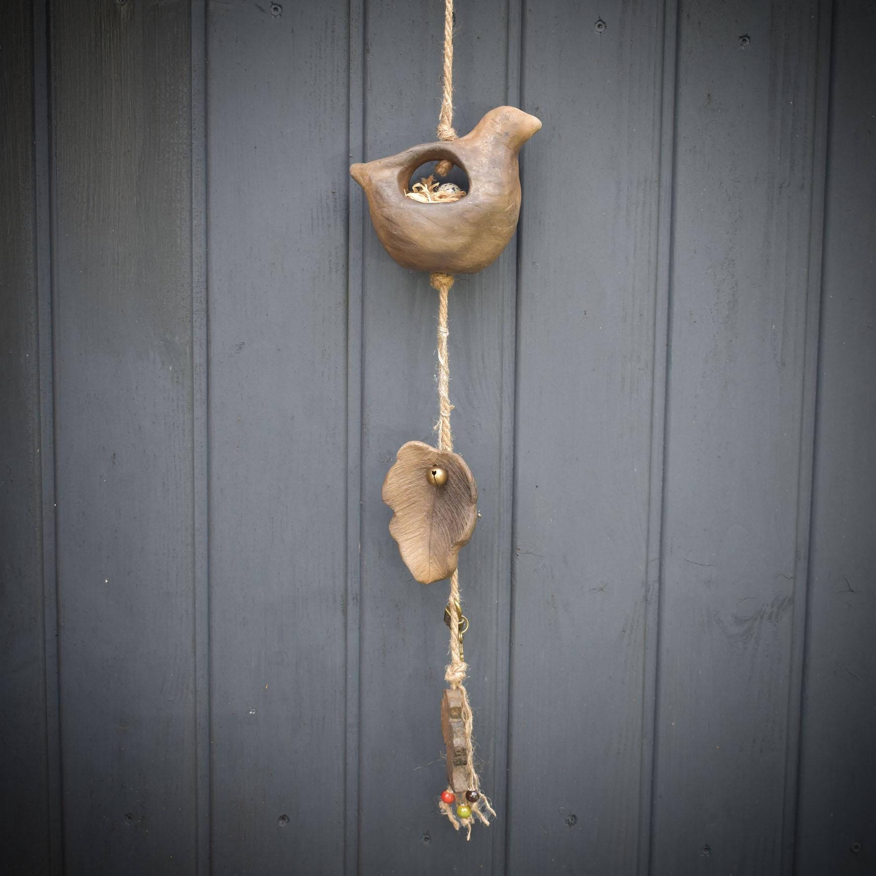 Frühlingserwachen – Handgefertigte Hängedeko aus rustikalem Rauchbrandton mit Henne, Nest & Ei - Art.Nr.: FRO035
