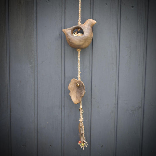 Frühlingserwachen – Handgefertigte Hängedeko aus rustikalem Rauchbrandton mit Henne, Nest & Ei - Art.Nr.: FRO035