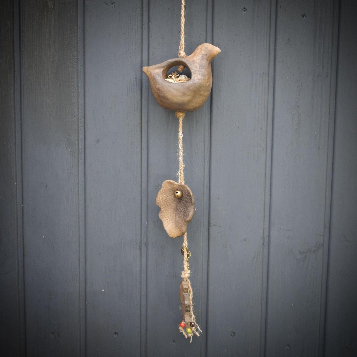 Frühlingserwachen – Handgefertigte Hängedeko aus rustikalem Rauchbrandton mit Henne, Nest & Ei