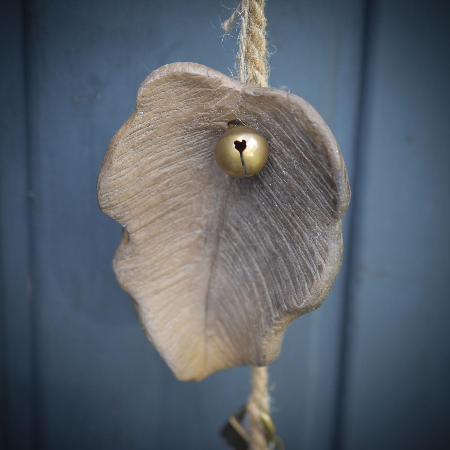 Frühlingserwachen – Handgefertigte Hängedeko aus rustikalem Rauchbrandton mit Henne, Nest & Ei - Art.Nr.: FRO035