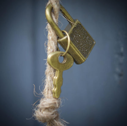 Frühlingserwachen – Handgefertigte Hängedeko aus rustikalem Rauchbrandton mit Henne, Nest & Ei - Art.Nr.: FRO035