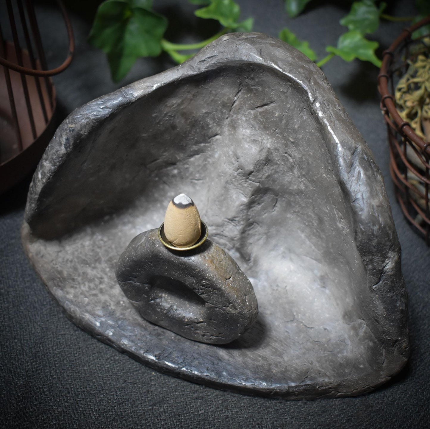 Hausaltar Mên an Tol – Ein Schrein für uralte Rituale - Rückfluss Räucherkegelhalter - handgefertigt - im Feuer gebrannt