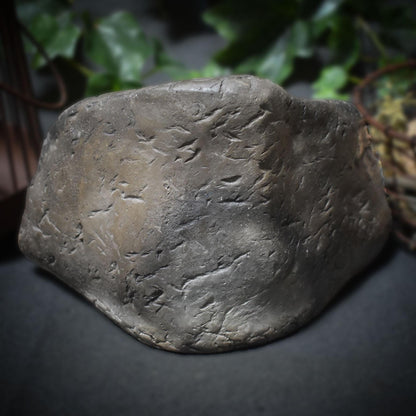 Hausaltar Mên an Tol – Ein Schrein für uralte Rituale - Rückfluss Räucherkegelhalter - handgefertigt - im Feuer gebrannt - Art.Nr.: SCH010