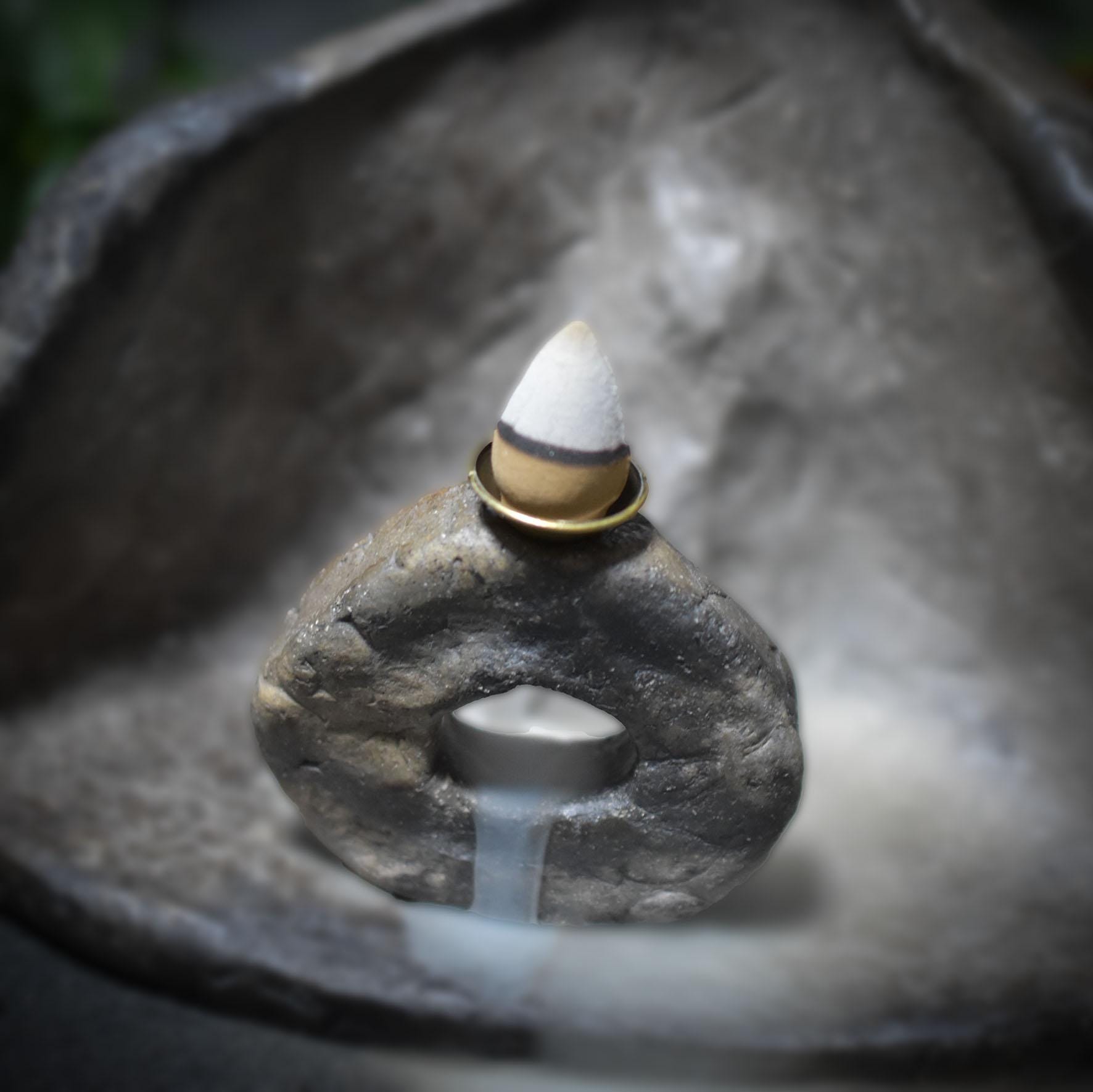 Hausaltar Mên an Tol – Ein Schrein für uralte Rituale - Rückfluss Räucherkegelhalter - handgefertigt - im Feuer gebrannt