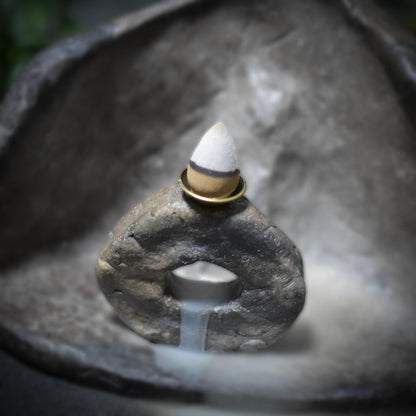 Hausaltar Mên an Tol – Ein Schrein für uralte Rituale - Rückfluss Räucherkegelhalter - handgefertigt - im Feuer gebrannt