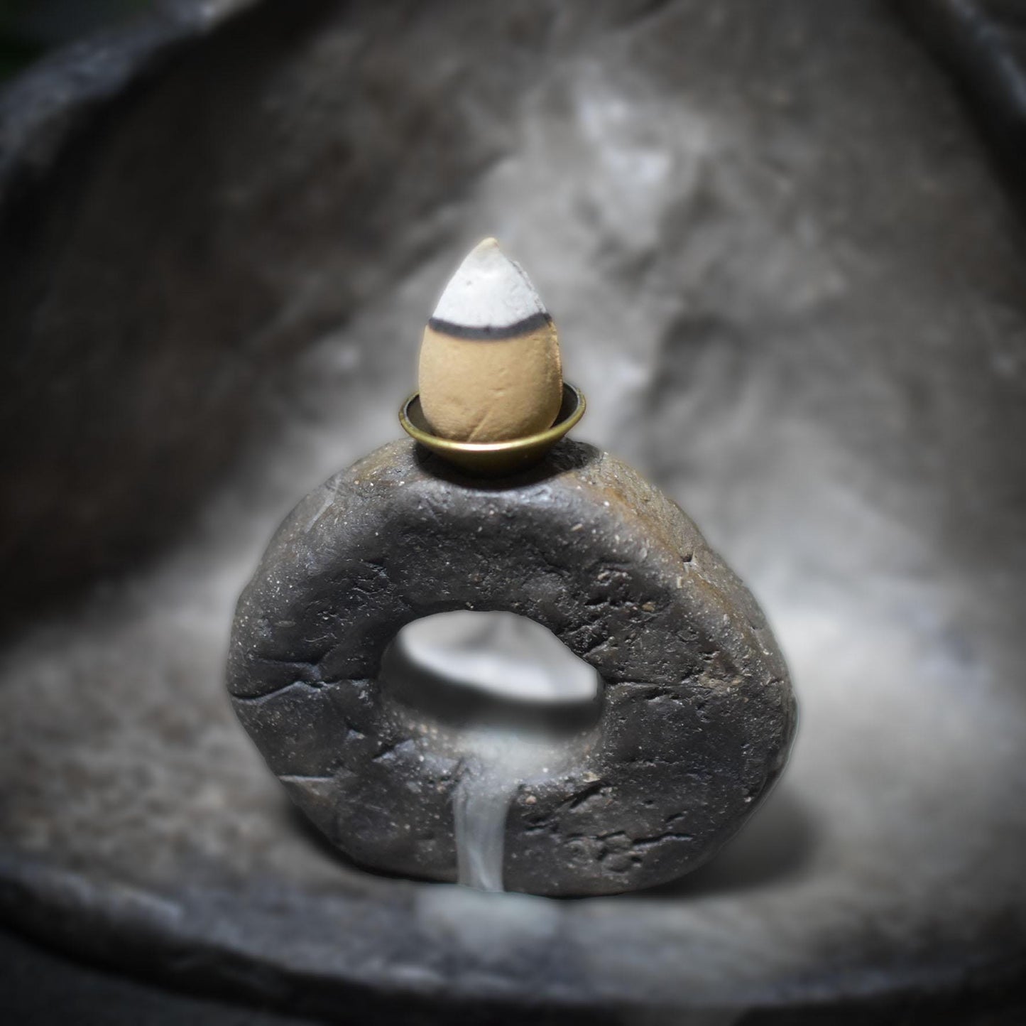 Hausaltar Mên an Tol – Ein Schrein für uralte Rituale - Rückfluss Räucherkegelhalter - handgefertigt - im Feuer gebrannt