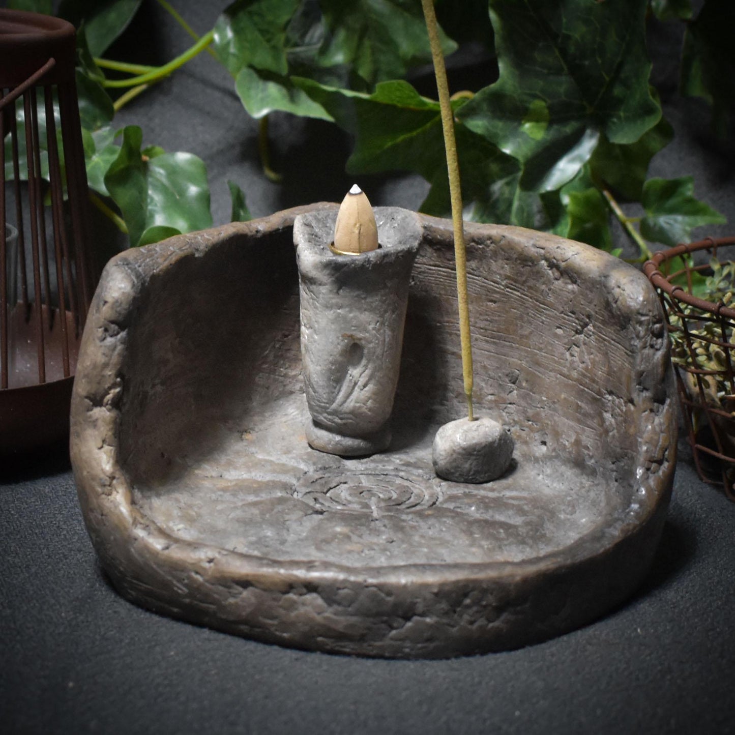 Dein mystischer Eckschrein mit Labyrinth-Relief – Handgefertigt für Räuchermagie & Spiritualität - Art.Nr.: SCH004