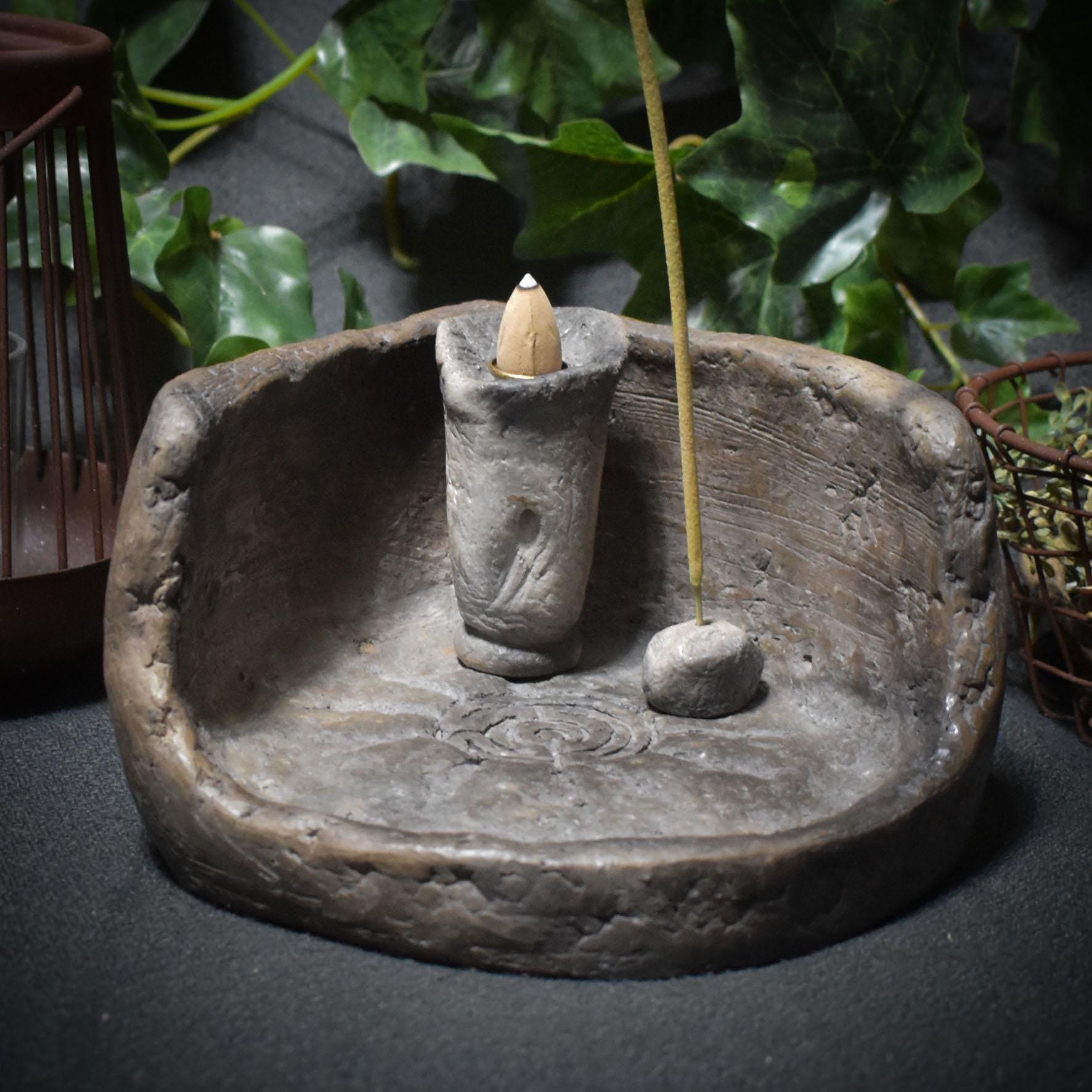 Dein mystischer Eckschrein mit Labyrinth-Relief – Handgefertigt für Räuchermagie & Spiritualität