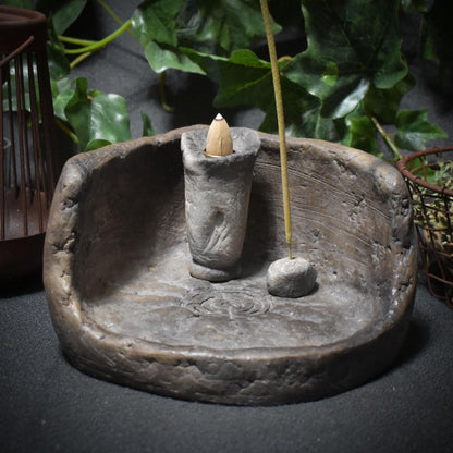 Dein mystischer Eckschrein mit Labyrinth-Relief – Handgefertigt für Räuchermagie & Spiritualität